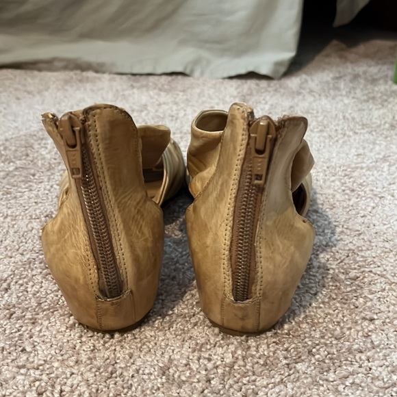 Yellow/natural leather crisscross sandals with short wedge, zip back closure - Picture 4 of 5